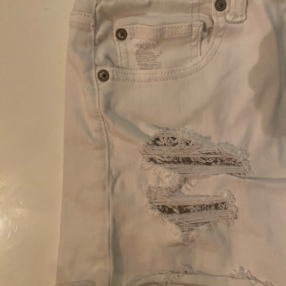 Size 6 Women's Distressed White Denim Shorts​​ - Picture 2 of 6